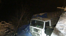 В Мариуполе грузовик упал с моста в реку