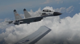 Китайский J-11 пролетел всего три метра от американского B-52