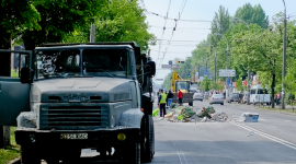 В Києві будівельне сміття розсипалося на дорозі