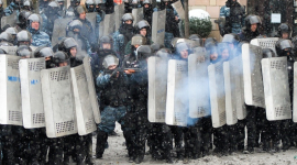 Протестувальники та силовики досі воюють на Грушевського