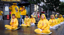 Фалуньгун на Крещатике: яркое действо под дождём