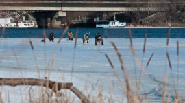 Зимняя рыбалка продолжается, несмотря на тающий лёд