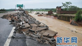Наводнения обнажили низкое качество дорог в Китае. Фотообзор