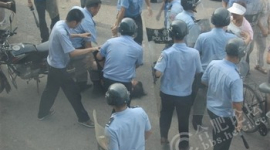 В Китае полиция перцем и дубинками подавила протест крестьян против строительства завода. Фотообзор
