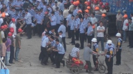 В Китае полиция арестовала пытавшихся протестовать рабочих. Фото