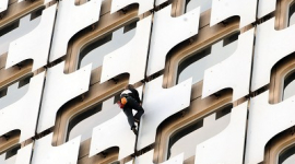 Француз -  Spider-Мan піднявся на 230 метрову будівлю. Фотоогляд