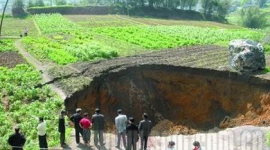 Три большие провала в земле образовались в провинции Сычуань (фото)