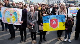 На Майдані розгорнули величезний прапор на підтримку Криму