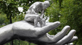 Скульптура «Рука Бога» Лоренцо Куинна установлена на Парк-Лейн в Лондоне