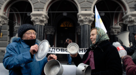 Невдоволені вкладники з порожніми каструлями протестували біля НБУ. Фоторепортаж