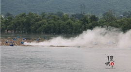Опасные химикаты выливаются в реку из тысяч бочек на северо-востоке Китая. Фотообзор