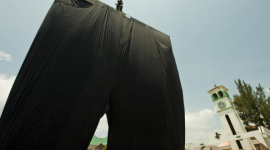 Фотоообзор: В Тунисе сшили самые длинные брюки в мире