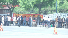 Близько трьох тисяч учителів провінції Шеньсі вийшло на демонстрацію, вимагаючи вирішення пенсійної проблеми (фото)