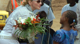 Мадонна и ее дочки Лурдес и Мерси Джеймс посетили Малави. Фоторепортаж 