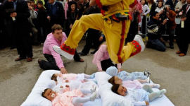 Испанский ритуал перепрыгивания через младенцев El Colacho (фотообзор)