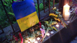 Кияни принесли квіти до посольства Росії