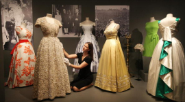 Фотообзор: Выставка коллекций нарядов и драгоценностей королевы Елизаветы II в Лондоне 