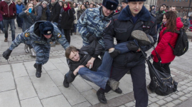 На антивоенных акциях в Москве задержали более 350 человек