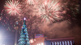 Новорічна ялинка в Києві запалена