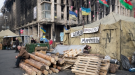 Огромный флаг в поддержку Крыма развернули на Майдане