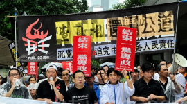 Десятки тысяч человек протестуют в Гонконге