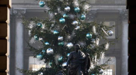 В Лондоне установили рождественскую елку (фотообзор)