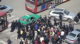 Сотни обманутых вкладчиков в недвижимость протестуют на востоке Китая