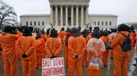 Демонстранты напомнили США про Гуантанамо (фотообзор)