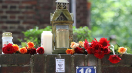 Дуйсбург, Німеччина. В пам'ять про загиблих на фестивалі Love Parade запалені свічки і покладені квіти. Фоторепортаж