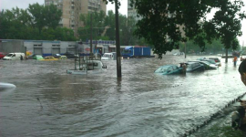 Вулиці Одеси затопила сильна злива, є загиблий