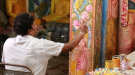 Краска из лепестков цветов украсит храмы на Шри-Ланке