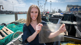 Дівчина створила з рибних відходів матеріал, який може замінити пластик (ВІДЕО)