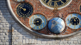 Чарівний астрономічний годинник показує фази місяця, зодіак, припливи й відпливи та час на різних континентах. ФОТО