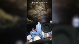 Двухлетний ребенок погиб и восемь человек пропали без вести после того, как лодка с мигрантами перевернулась у острова Лампедуза