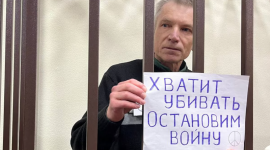Отбывающий заключение российский депутат призвал остановить войну во время судебного заседания