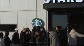Starbucks угощает южнокорейцев кофе и дает возможность заглянуть в Северную Корею