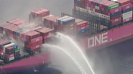 Пожежа й вибух на контейнеровозі в порту Лос-Анджелеса спричинили евакуацію екіпажу та зупинку терміналів (ВІДЕО)