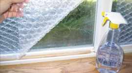 Утеплюємо вікна у найпростіший спосіб — пакувальною плівкою з бульбашками