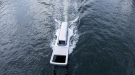 В Японії плаває човен у вигляді застібки-блискавки, що розкриває річку (ВІДЕО)