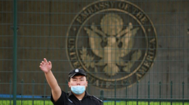 Посольства США и Германии в Китае приостанавливают выдачу виз в связи с ростом числа случаев заражения вирусом COVID-19