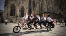 Унікальний оркестр об'їхав 10 країн за 10 днів на незвичайному велосипеді, вразивши перехожих. ФОТОрепортаж