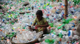 Одяг з переробленого поліестеру виділяє на 55% більше мікропластику, заявили дослідники