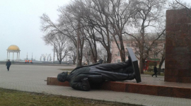 В Украине снесли ещё один памятник Ленину