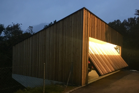 У Швейцарії створили гараж Sun2Wheel, що сам заряджає електрокари