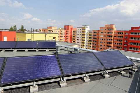 Як встановити сонячну електростанцію на даху багатоквартирного будинку