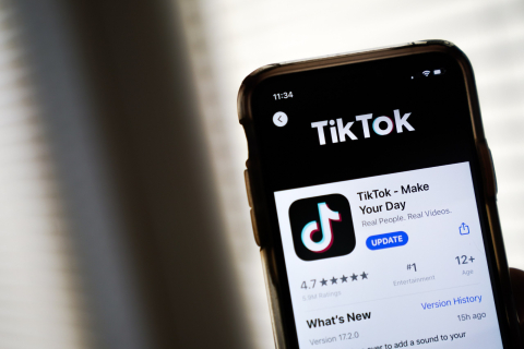 TikTok обошел Google как самый посещаемый сайт в мире в 2021 году. Это вызывает опасения зависимости у детей
