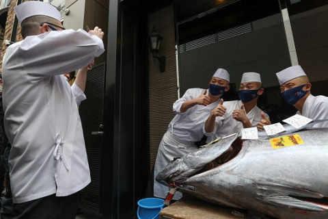 Аукціон тунця в Токіо: падіння попиту через пандемію. Усього 129 000 євро за найбільшого