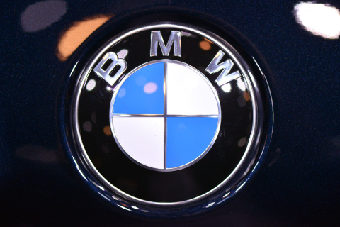 BMW осторожничает с производством аккумуляторов, несмотря на рост продаж