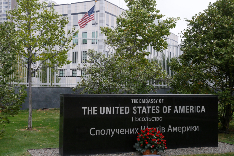США наказує сім'ям співробітників посольства США залишити Київ
