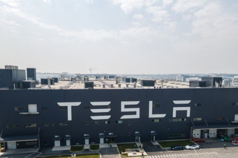 Tesla подает в суд на китайского автомобильного блогера за клевету